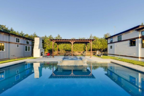 Shared Outdoor Pool and Hot Tub Whitney Retreat!